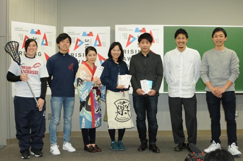 プレゼンテーションを行った最終発表者たち(左から小島さん、小山さん、山口さん、山崎さん、高桑さん、山本さん、松尾さん)