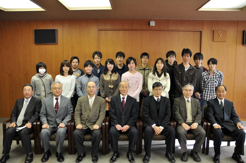 中部学生ライフル射撃大会の優勝報告を行ったライフル射撃部(12月24日、大学本部5階で)
